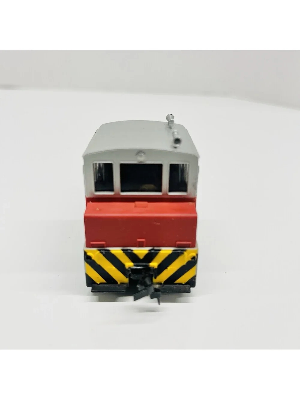 N scale Bachmann Burlington Plymouth 0-6-0 Diesel switcher w Rapido couplers